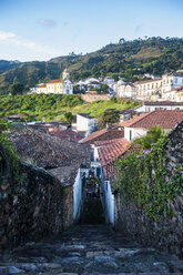 Blick auf die Kolonialstadt Ouro Preto, Minas Gerais, Brasilien - RUNF02338