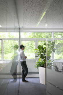 Geschäftsmann mit VR-Brille im Büro - MOEF02225