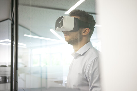 Geschäftsmann mit VR-Brille im Büro, lizenzfreies Stockfoto