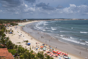Schöner Strand unterhalb der Sanddünen von Natal, Rio Grande do Norte, Brasilien - RUNF02359