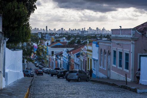 Aussicht bei Sonnenuntergang über der Kolonialstadt Olinda mit Recife im Hintergrund, Pernambuco, Brasilien - RUNF02361