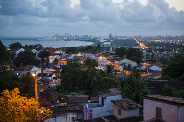 Aussicht bei Sonnenuntergang über der Kolonialstadt Olinda mit Recife im Hintergrund, Pernambuco, Brasilien - RUNF02362