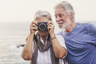 Travelling senior couple, taking pictures at the sea - SIPF02009