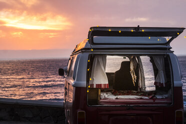 Vinage camper with a dream catcher at the sea at sunset - SIPF02025