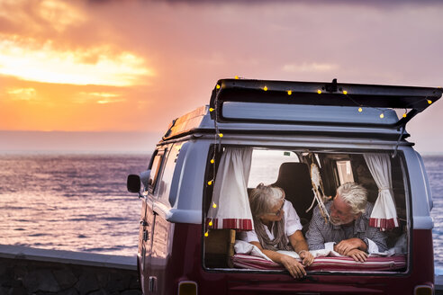 Älteres Paar, das in einem Oldtimer-Van reist, im Kofferraum liegend - SIPF02026