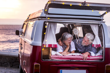 Älteres Paar, das in einem Oldtimer-Van reist, im Kofferraum liegend - SIPF02027