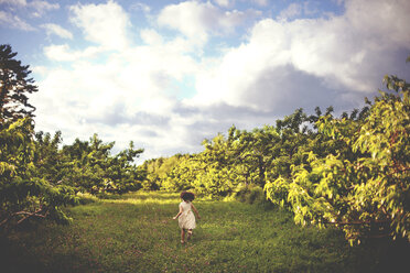 Mädchen läuft in einem ländlichen Feld - BLEF05860