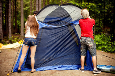 Ehepaar beim Zeltaufbau auf dem Campingplatz - BLEF05866