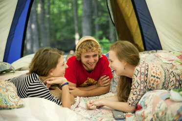 Freunde entspannen sich im Campingzelt - BLEF05876