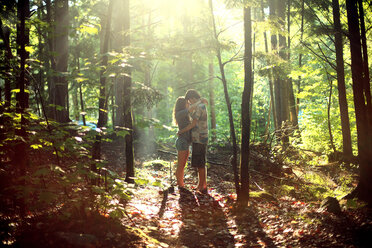 Paar, das sich im sonnigen Wald umarmt - BLEF05879