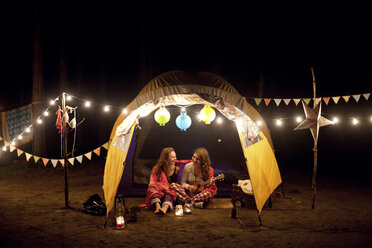 Mädchen entspannen sich nachts im Campingzelt - BLEF05886