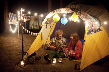 Pärchen spielt nachts Musik im Campingzelt - BLEF05887