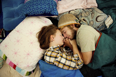 Ehepaar schläft in einem Campingzelt - BLEF05889