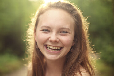 Nahaufnahme eines lächelnden kaukasischen Mädchens - BLEF05919