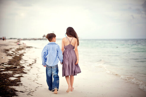 Bruder und Schwester gehen am Strand spazieren - BLEF05933