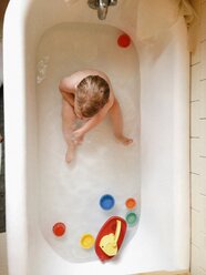 Boy playing with toys in bath - BLEF06021