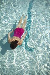 Hohe Winkel Ansicht der kaukasischen Frau Schwimmen im Pool - BLEF06083