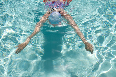 Hohe Winkel Ansicht der kaukasischen Frau Schwimmen im Pool - BLEF06101