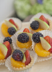 Nahaufnahme von Desserts mit frischem Obst - BLEF06111