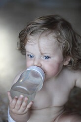 Kaukasisches Baby Mädchen trinkt Flasche - BLEF06190