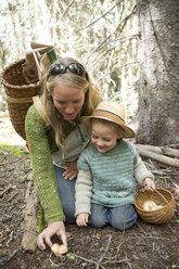 Mutter und Sohn auf Pilzsuche im Wald - BLEF06216