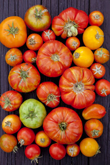 Nahaufnahme einer Vielzahl von frischen Tomaten an Bord - BLEF06220