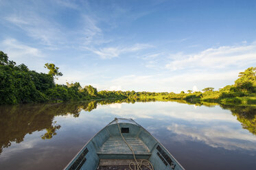 Vorderseite eines Bootes auf einem Fluss, Pantanal, Brasilien - RUNF02368