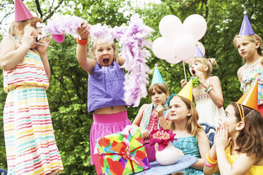 Mädchen jubeln bei Geburtstagsfeier im Freien - BLEF06234