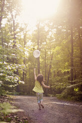 Mädchen spielt mit Schmetterlingsnetz im Wald - BLEF06373