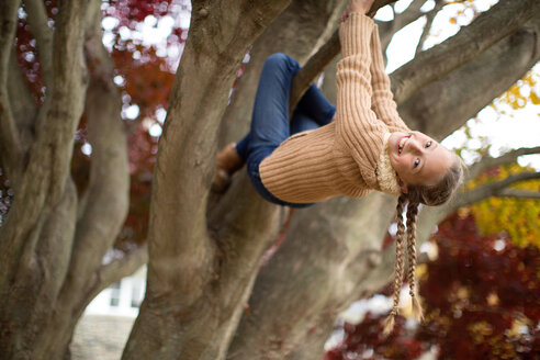 Niedriger Winkel Blick auf lächelnde Mädchen kletternden Baum - BLEF06389