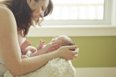 Kaukasische Mutter hält neugeborenes Baby - BLEF06457