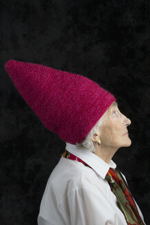Nahaufnahme einer älteren Frau mit Schirmmütze - BLEF06509