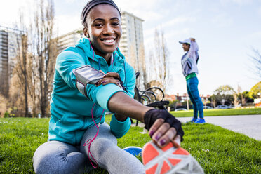 Runner stretching in urban park - BLEF06551