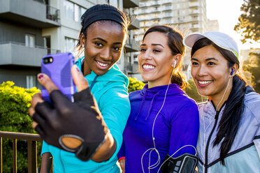 Läufer machen Selfies in der Stadt - BLEF06554