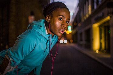 Schwarzer Läufer, der nachts auf einer Straße in der Stadt ruht - BLEF06556