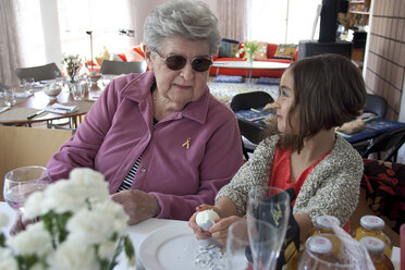 Großmutter und Enkelin kochen am Tisch - BLEF06623