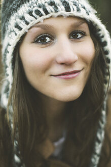 Nahaufnahme einer lächelnden kaukasischen Frau mit gestrickter Mütze - BLEF06625