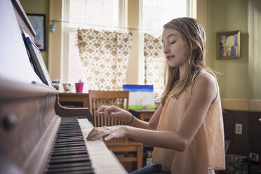 Kaukasisches Mädchen spielt Klavier im Wohnzimmer - BLEF06695