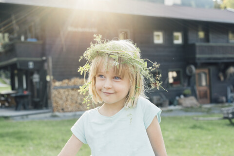 Kleines Mädchen mit Blumen im Haar, Jochberg, Österreich, lizenzfreies Stockfoto