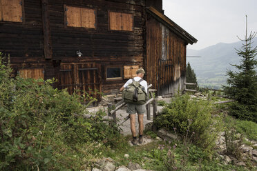 Wanderer vor einem Holzhaus, Jochberg, Österreich - PSIF00280