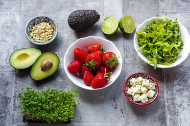 Erdbeer-Avocado-Salat mit Feta, Rucola, Pinienkernen und Kresse - SARF04290