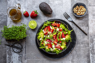 Erdbeer-Avocado-Salat mit Feta, Rucola, Pinienkernen und Kresse - SARF04291