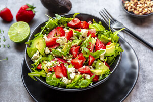 Erdbeer-Avocado-Salat mit Feta, Rucola, Pinienkernen und Kresse - SARF04292