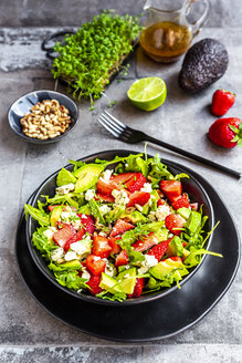 Erdbeer-Avocado-Salat mit Feta, Rucola, Pinienkernen und Kresse - SARF04293