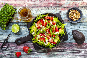 Erdbeer-Avocado-Salat mit Feta, Rucola, Pinienkernen und Kresse - SARF04294