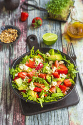 Erdbeer-Avocado-Salat mit Feta, Rucola, Pinienkernen und Kresse - SARF04295