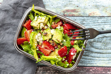 Erdbeer-Avocado-Salat mit Feta, Rucola, Pinienkernen und Kresse in der Lunchbox - SARF04296
