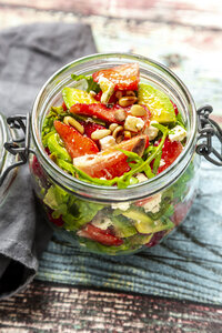Erdbeer-Avocado-Salat mit Feta, Rucola und Pinienkernen im Glas - SARF04297