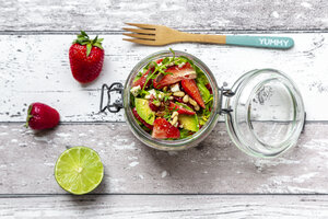 Erdbeer-Avocado-Salat mit Feta, Rucola und Pinienkernen im Glas - SARF04299