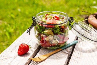 Erdbeer-Avocado-Salat mit Feta, Rucola und Pinienkernen im Glas - SARF04300